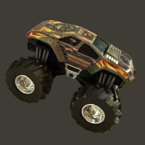 Hot Wheels Maximum Destruction Rev N Go Friction Monster Truck 1:43 - Picture 2 of 10